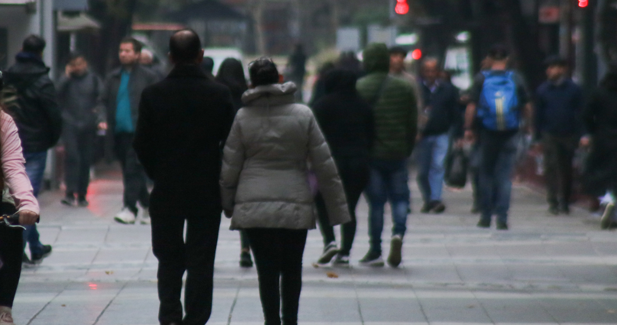 Personas caminando por el centro de Santiago