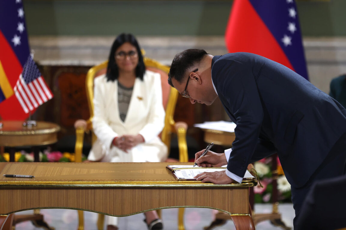 El presidente de la Corporación venezolana de petróleo, Eduardo Pinto, firma un documento este miércoles, en Caracas