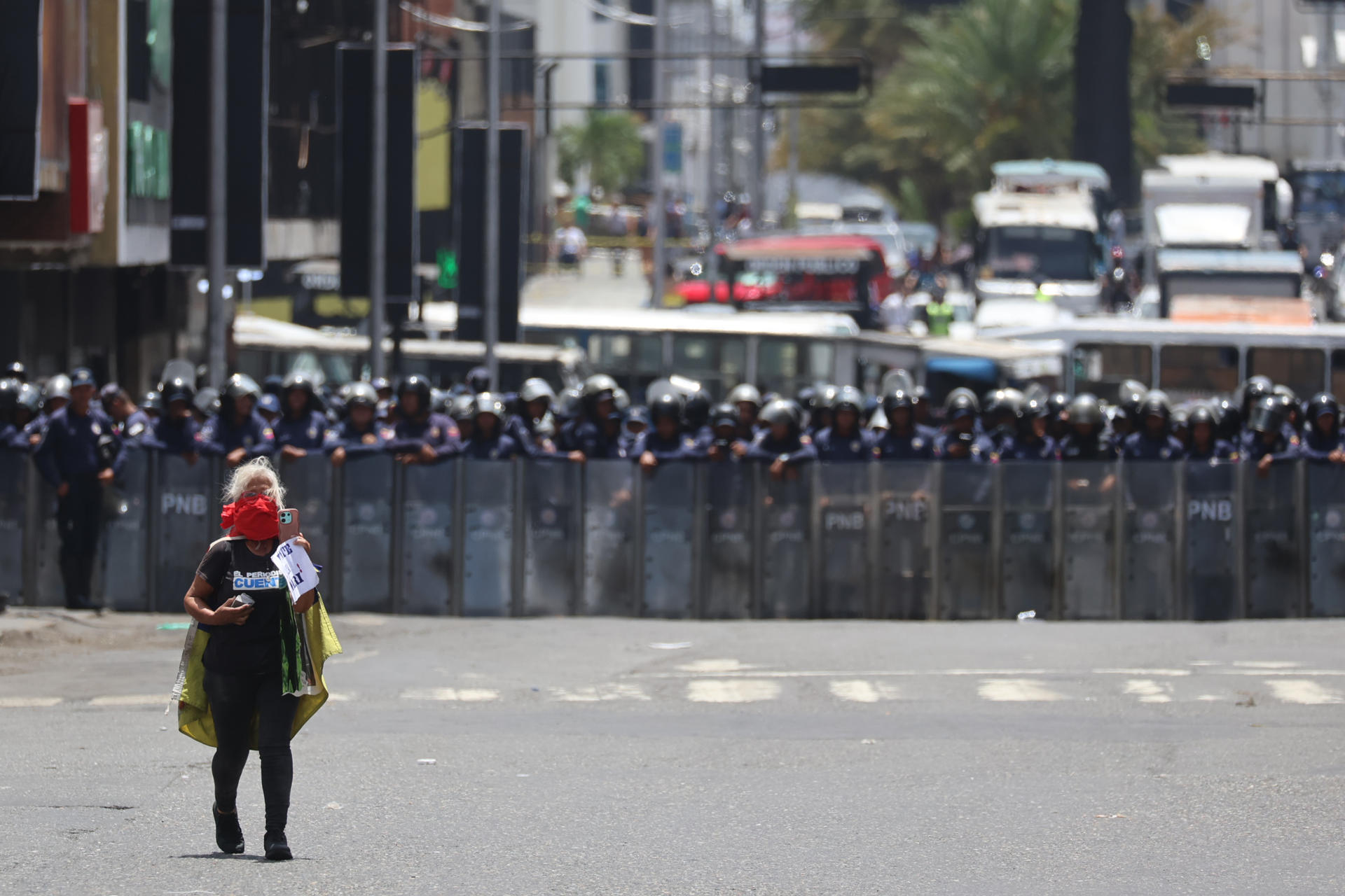 Una mujer participa en una manifestación el viernes en Caracas, Venezuela