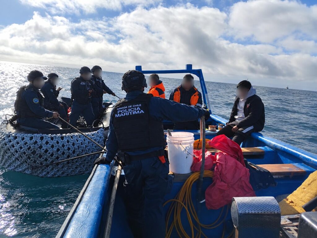 Persecución en el mar termina con 5 mariscadores detenidos por robo de especie en veda en Isla Mocha