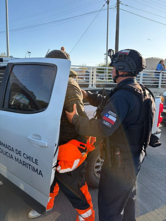 Detenidos tras persecución en el mar termina con 5 mariscadores detenidos por robo de especie en veda en Isla 