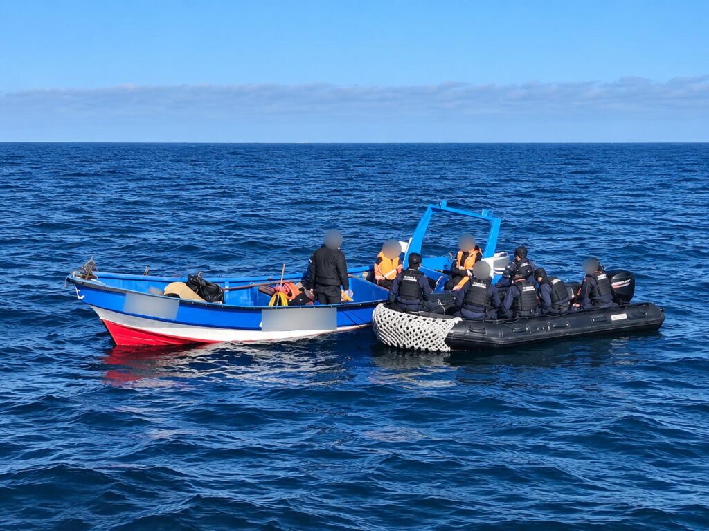 Persecución en el mar termina con 5 mariscadores detenidos por robo de especie en veda en Isla Mocha