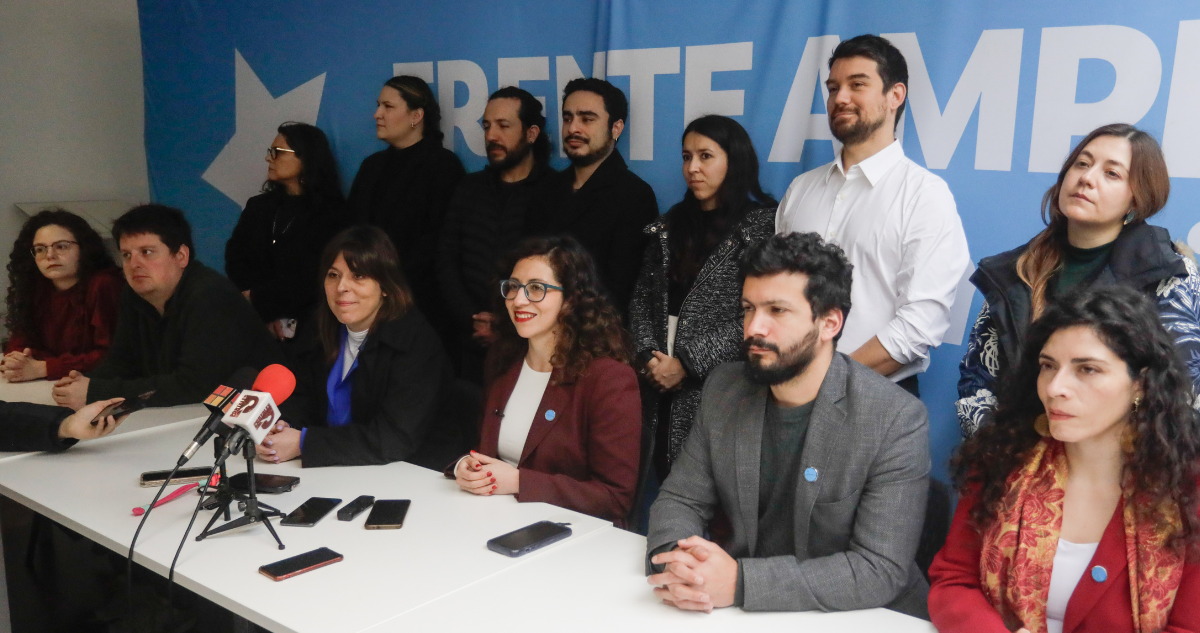 Yeomans busca sacar al Frente Amplio de Santiago con gira por regiones y mayor presencia territorial