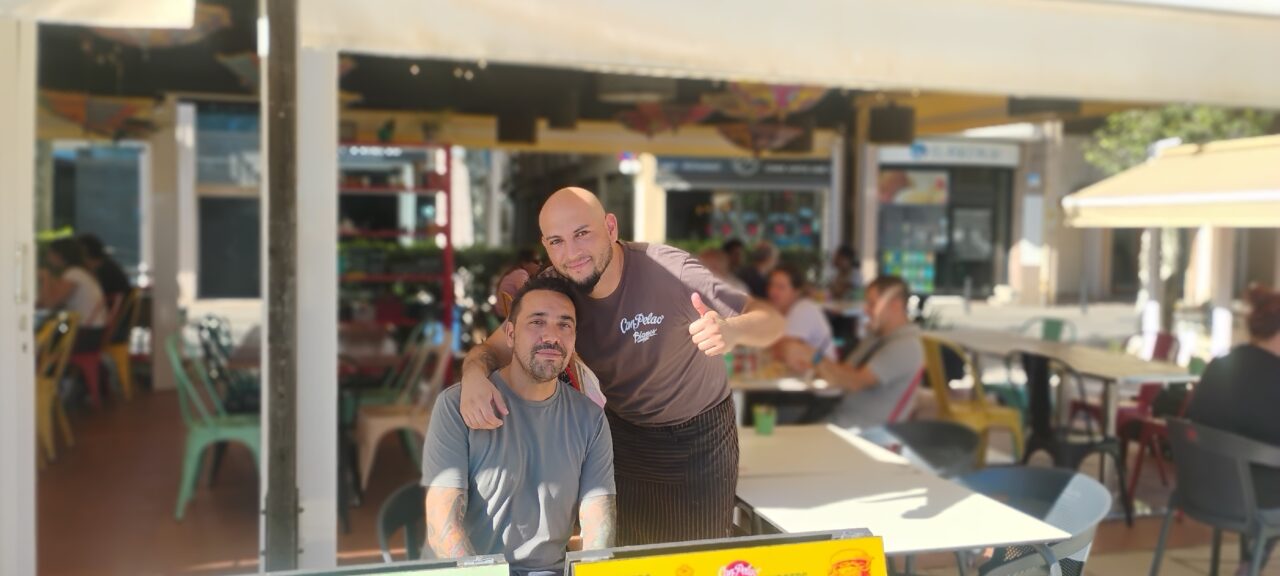 En su restaurante, Israel también da trabajo a otros chilenos (foto por Ignacio Molina)