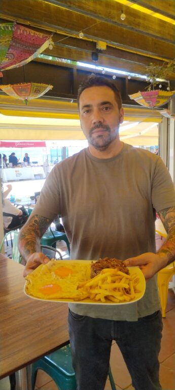 Carne mechada, papas fritas y huevos una chorrillana de Can Pelao (foto por Ignacio Molina)