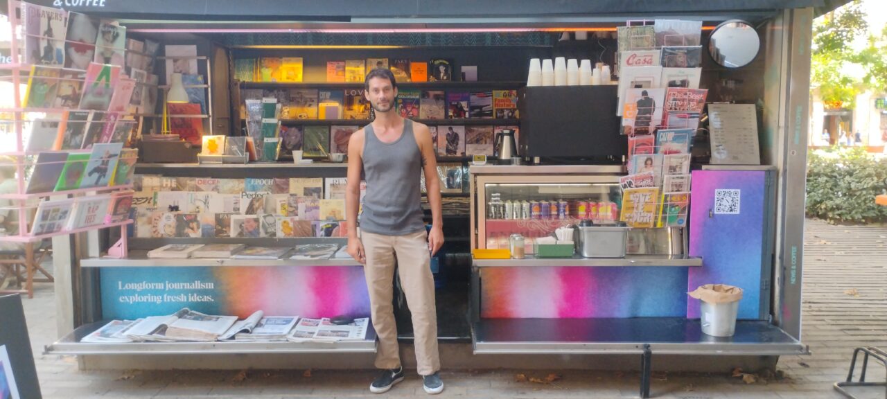 El puesto de Passeig de Sant Joan combina prensa y café. (Foto por Ignacio Molina).