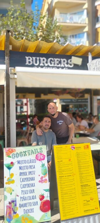 El pisco sour comparte carta con pizzas, hamburguesas y cócteles (foto por Ignacio Molina)