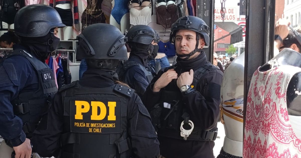 12 detenidos y prendas incautadas deja allanamiento a tiendas de ropa falsificada en Barrio Meiggs