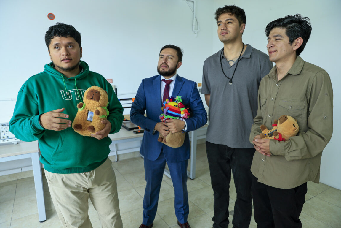 Foto del equipo que desarrolló el robot capibara