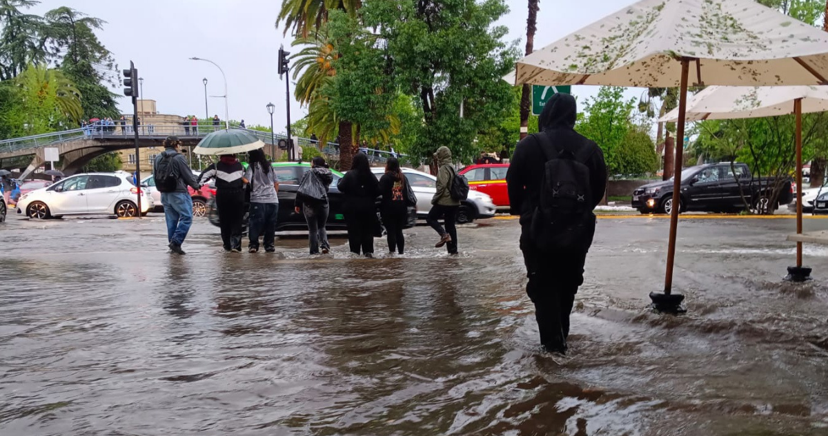 Confirman suspensión de clases en establecimientos públicos de Ñuñoa tras tormenta que azotó a la RM