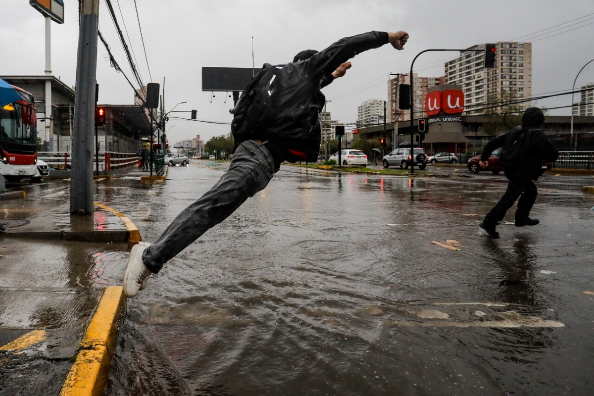 Región Metropolitana en Alerta Roja: intensas lluvias dejan calles y pasos bajo nivel anegados