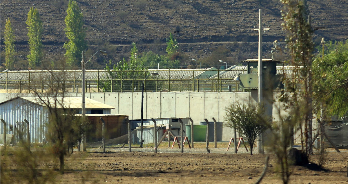 Muro exterior al Penal de Punta Peuco