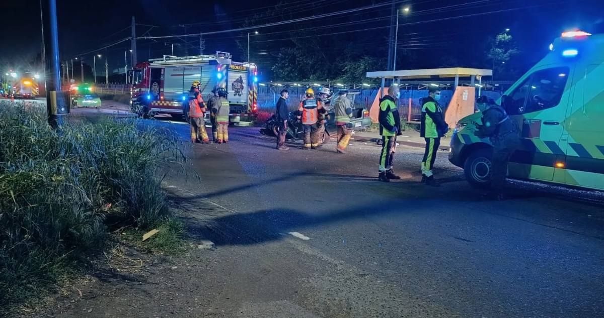 Una mujer muerta y dos personas en riesgo vital deja choque de automóvil con camión en Ruta 160