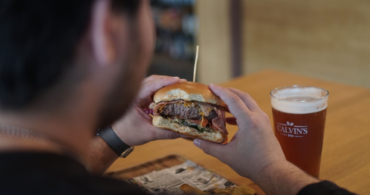 La relación entre el alcohol y la comida chatarra