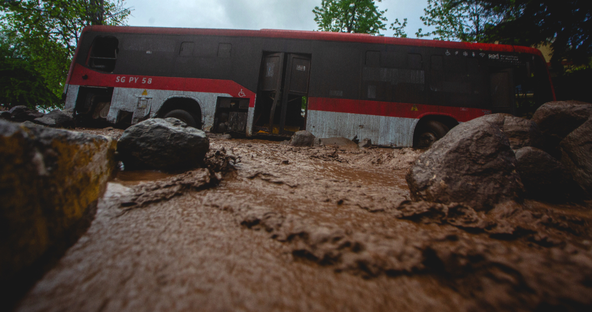 “Algunos se tiraron al barro”: Pasajera de bus RED arrastrado por aluvión relató los minutos de temor