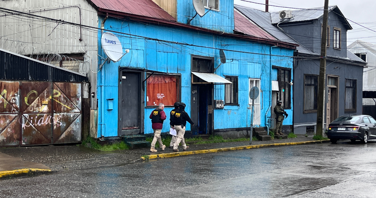 Allanan 4 inmuebles en centro de Valdivia por venta ilegal del alcohol y presunta prostitución