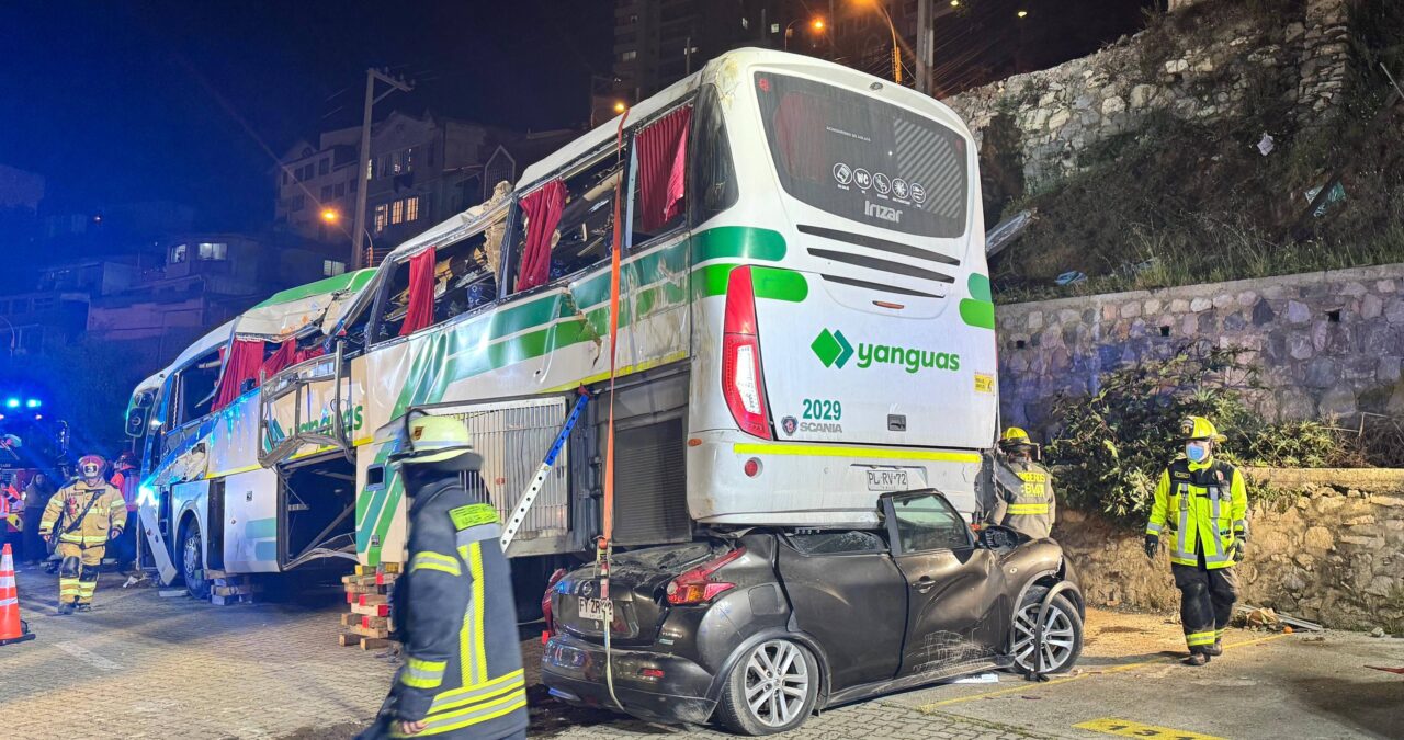 https://media.biobiochile.cl/wp-content/uploads/2026/10/amplian-detencion-del-chofer-de-bus-que-desbarranco-en-valparaiso-y-en-el-que-murio-destacada-violista-1280x675.jpg