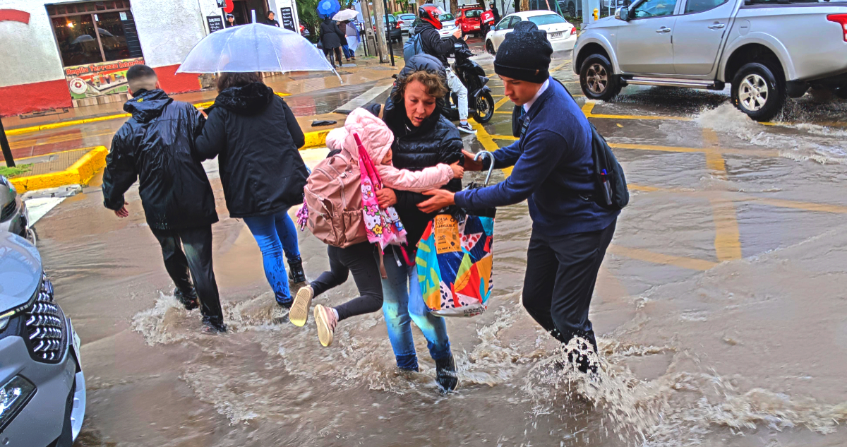 Anuncian suspensión de clases en Providencia tras intensas lluvias e inundaciones