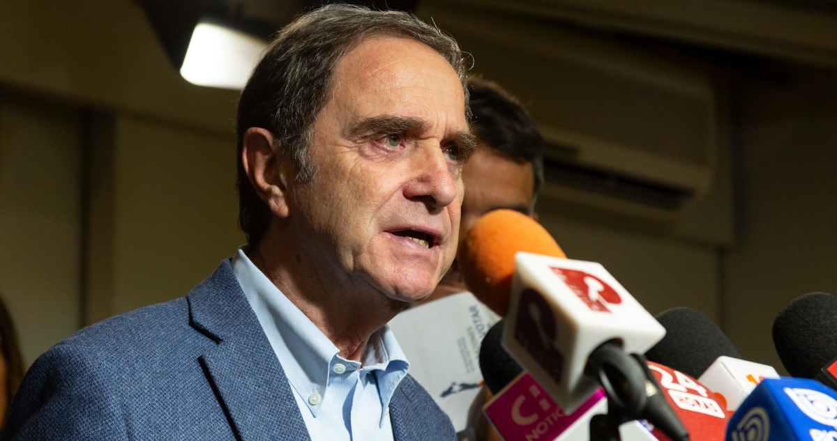 Exministro Larraín dice que rechazó rebajar penas a violadores, pero doctrina de Suprema lo obligó