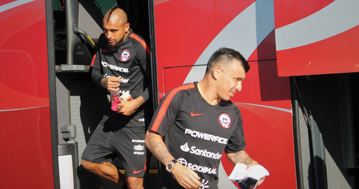 Arturo Vidal y Gary Medel en La Roja foto de archivo