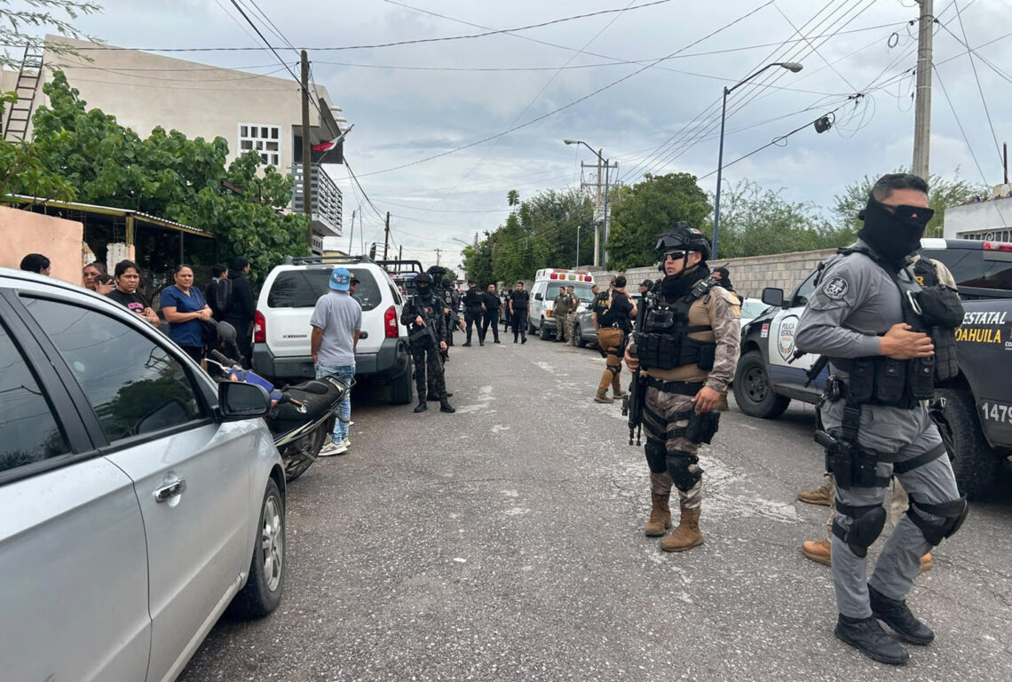 Miembros de la Policía y Guardia Nacional custodian el exterior de la escuela donde se registró el ataque en Torreón (México)