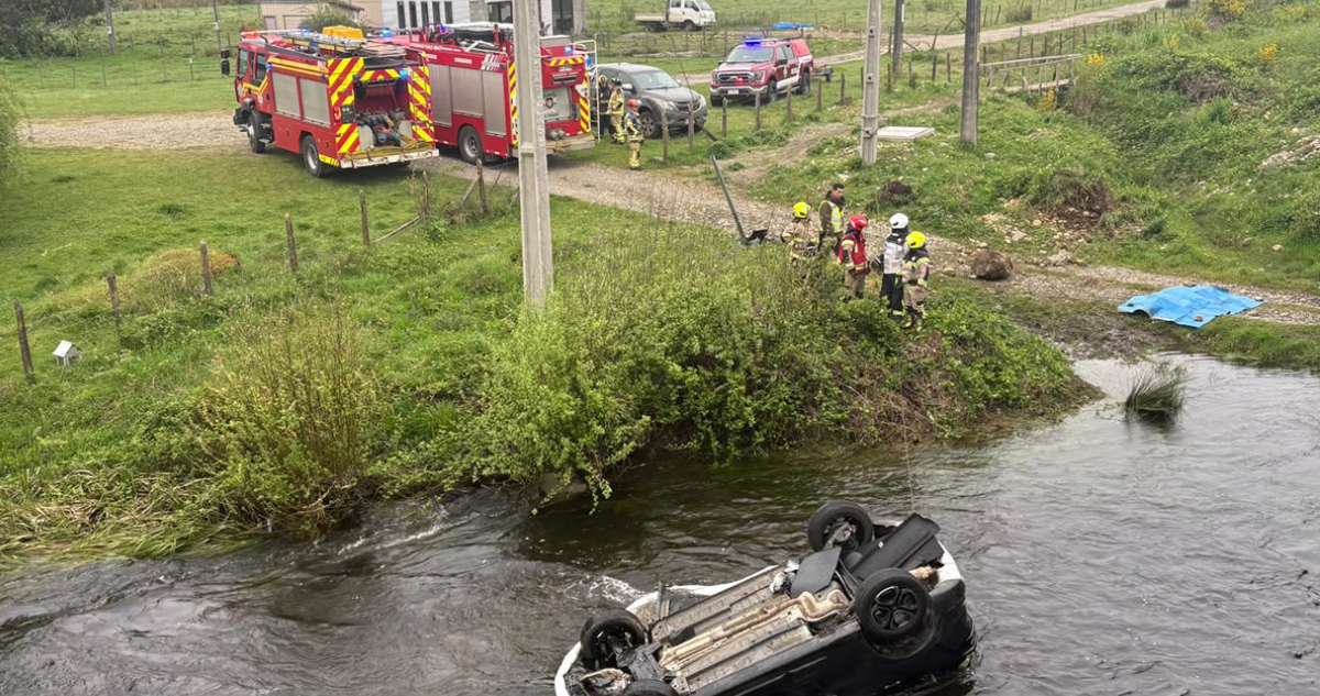 Auto con tres ocupantes cae al río Llollelhue: dos murieron y el conductor logró salir con vida