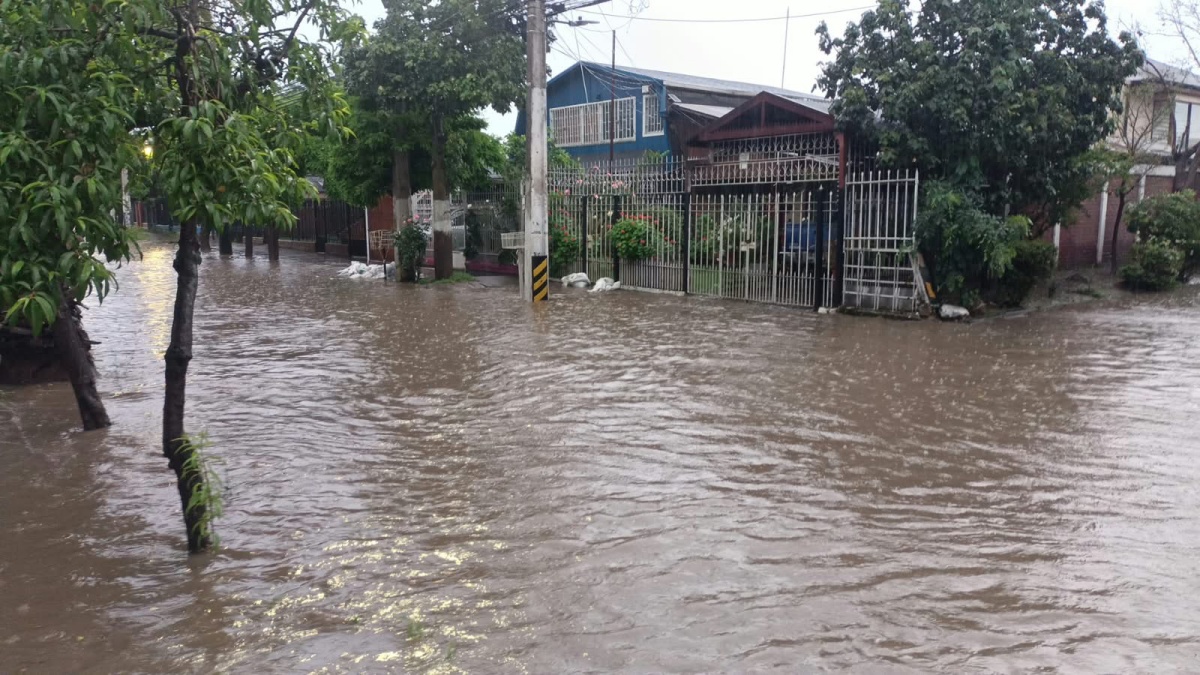 Región Metropolitana en Alerta Roja: intensas lluvias dejan calles y pasos bajo nivel anegados