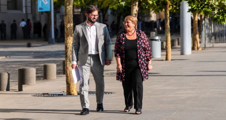 Bachelet y Boric toman el mando de una oposición sin dientes