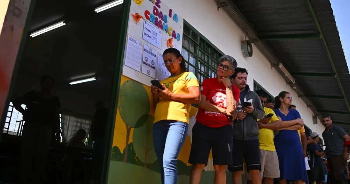 Varias personas esperan para votar en colegio electoral en Brasilia.