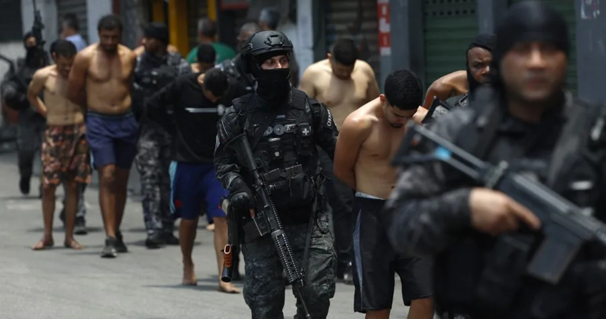 Imagen de octubre de 2025 de la Policía de Río de Janeiro trasladando a personas tras operativo en las favelas