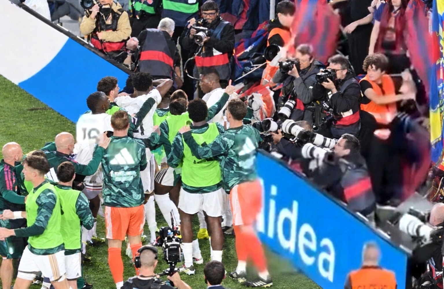 Barcelona arremete contra su propia barra más radical por no respetar “valores del deporte”