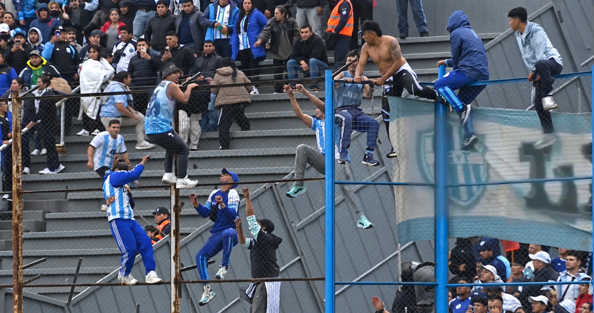 Clásico del norte en Argentina empañado por pelea de barristas