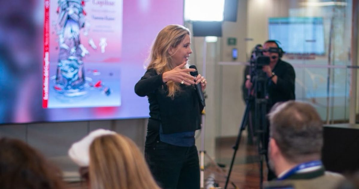 La faceta desconocida de Vanessa Kaiser: poesía, Violeta Parra y un poema a Carabineros