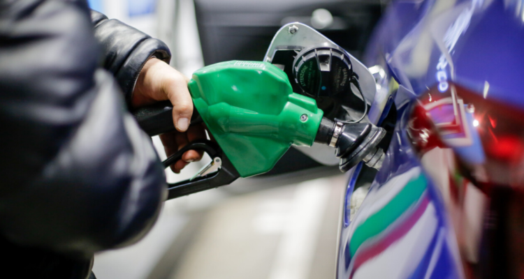 ENAP confirma fuerte alza de combustibles: bencinas subirán $41,3 y diésel se dispara $91,5 por litro