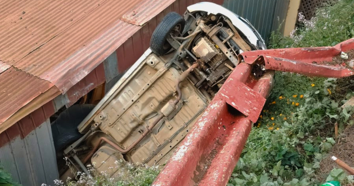 Vehículo se desbarranca y cae sobre una vivienda en cerro Mariposa de Valparaíso