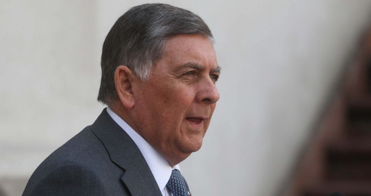 Ministro Alvarado cuestiona a Bachelet y su entorno: “Se juntan a aplaudirse entre ellos”