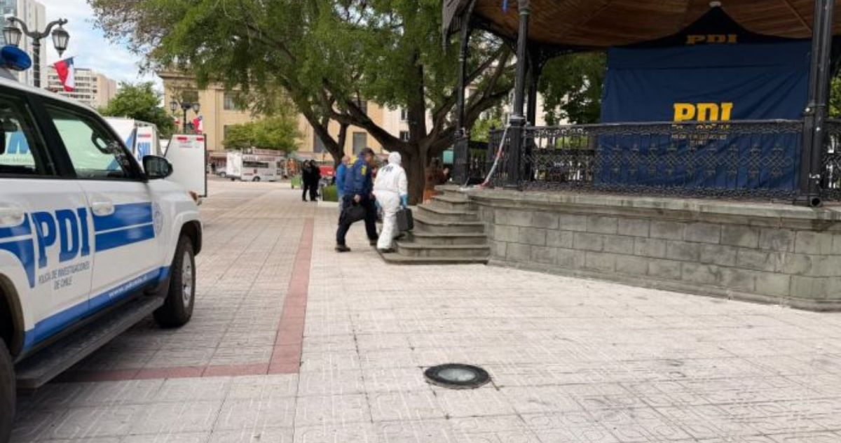 Encuentran a hombre muerto en plena plaza de armas de Talca