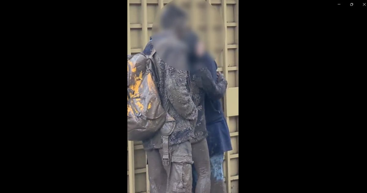 Personas quedan completamente cubiertas de barro tras el paso de aluvión en Las Condes