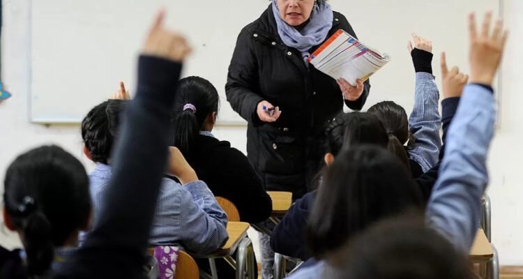 https://media.biobiochile.cl/wp-content/uploads/2026/10/beca-vocacion-de-profesor-para-profesionales-750x400.jpg