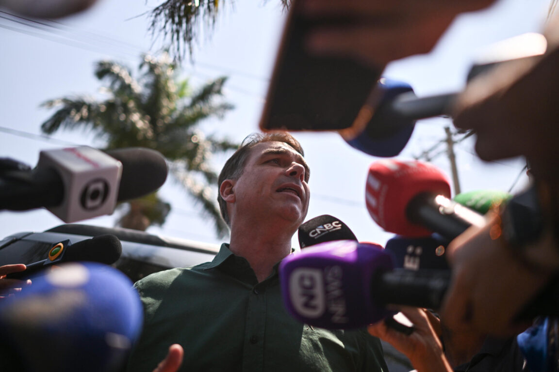 El candidato brasileño Flávio Bolsonaro tras visitar a su padre, el exmandatario Jair Bolsonaro 
