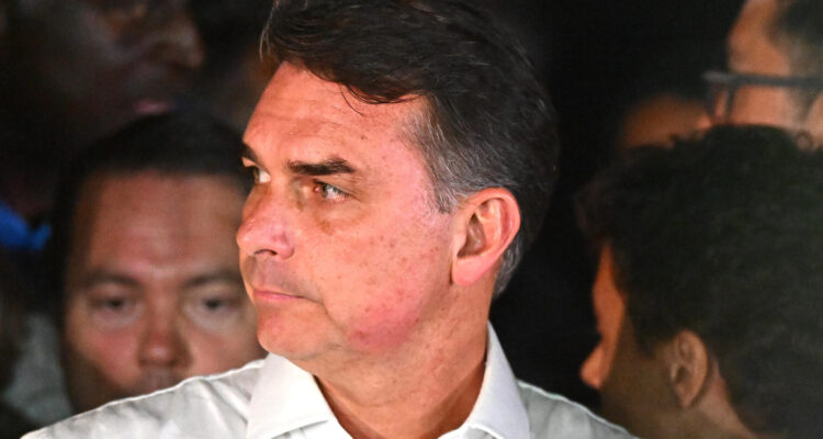 Gobierno de Milei asegura que Flávio Bolsonaro recién ingresó anoche a Argentina y para ir a Ecuador
