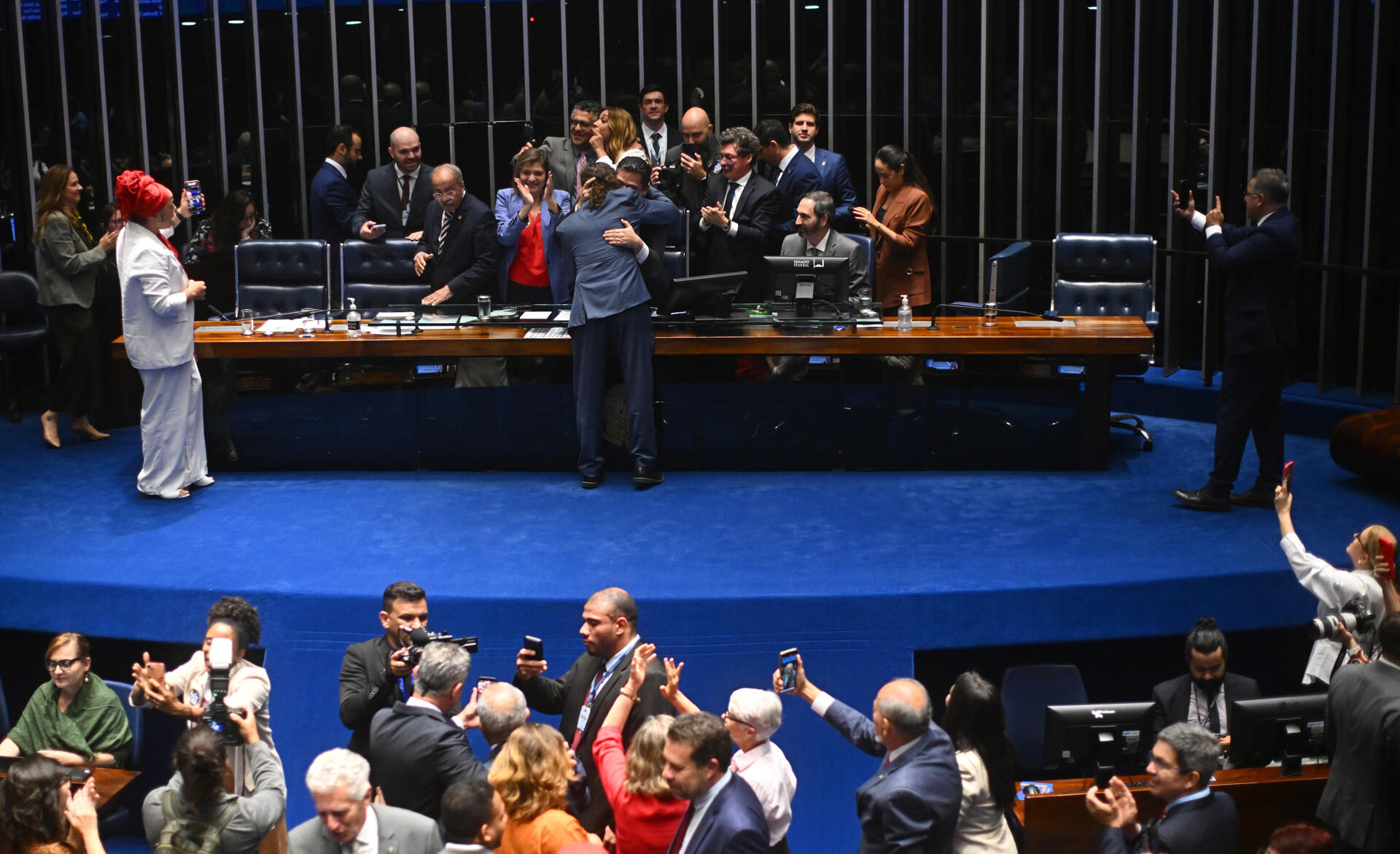 Senadores celebran la aprobación de la reforma que establece el fin de la jornada laboral 6×1