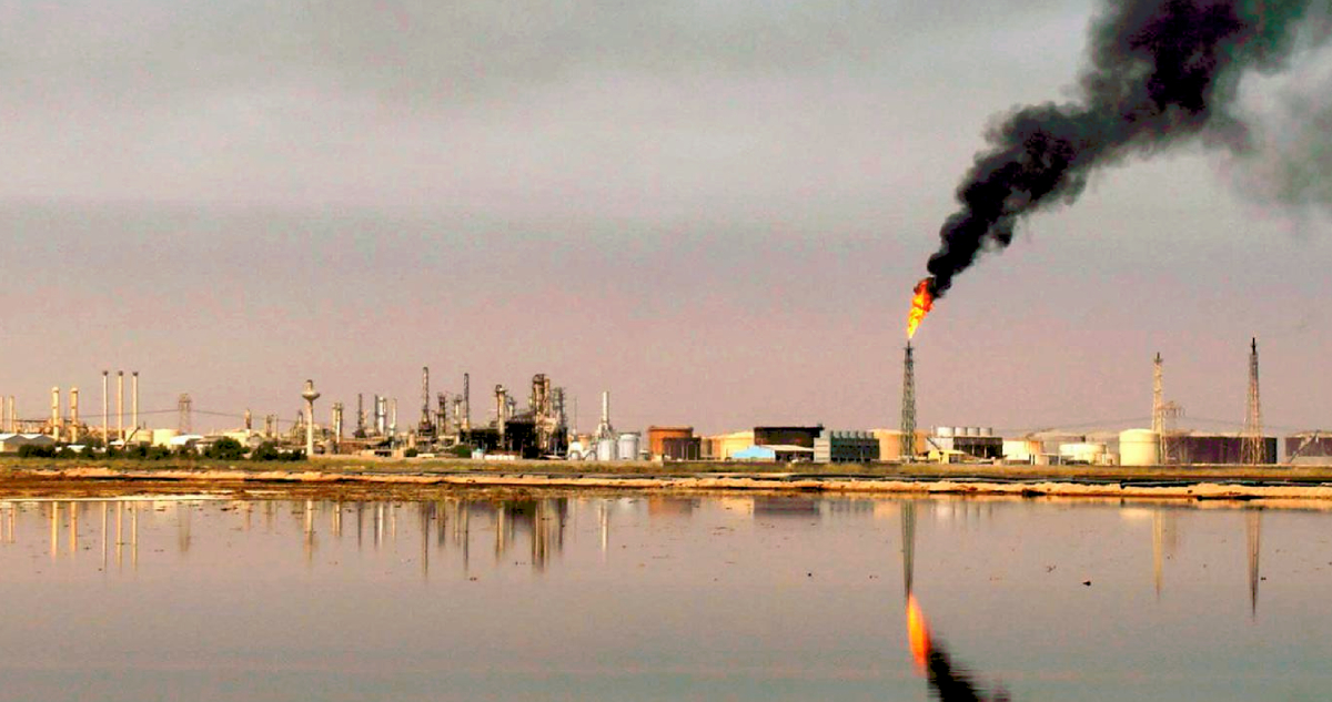 Caen los precios del petróleo pese a nuevos ataques de los hutíes sobre campos petroleros