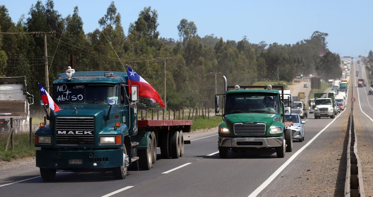 https://media.biobiochile.cl/wp-content/uploads/2026/10/camioneros-mantienen-paro-indefinido-en-san-antonio-ante-negativa-de-mejorar-tarifas-de-fletes.jpg