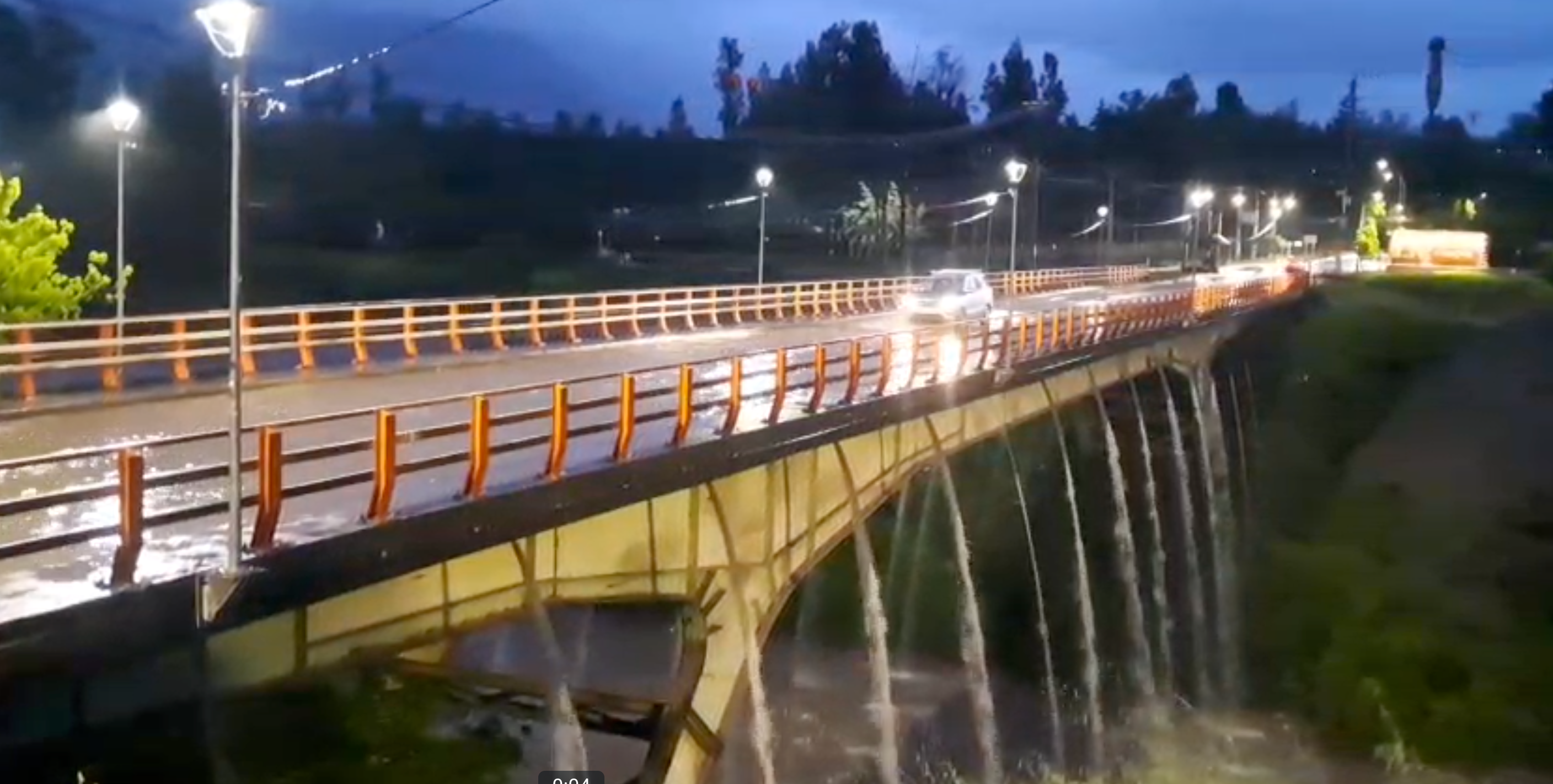 Región Metropolitana en Alerta Roja: intensas lluvias dejan calles y pasos bajo nivel anegados