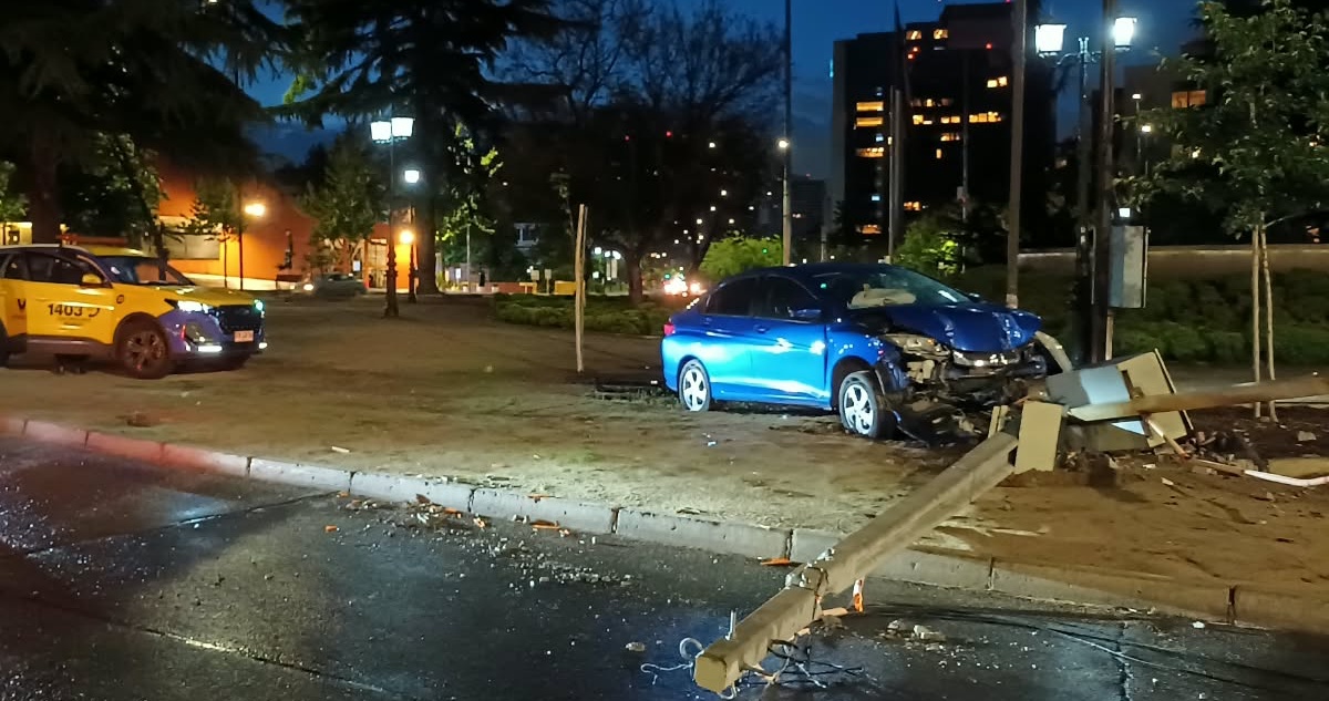 Carabinero de franco protagoniza choque contra un poste que termina derribado en Vitacura