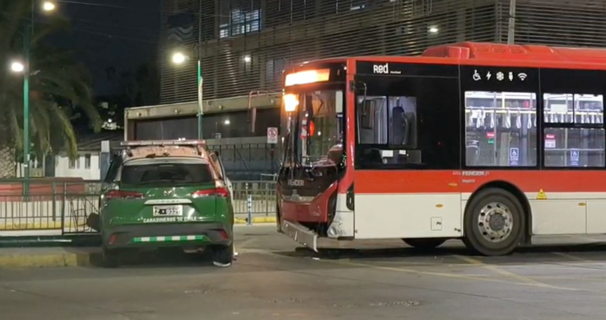 Dos carabineros heridos deja colisión entre bus RED y patrulla policial en Maipú