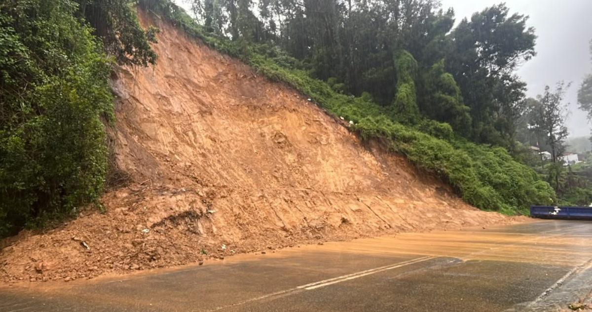 Senapred no descarta descargas de aguas servidas como causa de derrumbe que cortó carretera en Lota