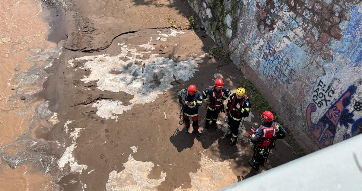 Caudaloso río Mapocho arrastra por kilómetros a sospechoso de cometer un delito en la RM