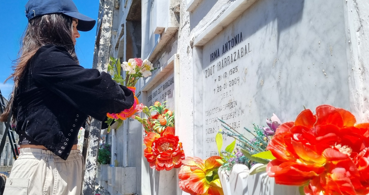 Personas acuden a los cementerios de la región en conmemoración del Día de Todos los Santos.